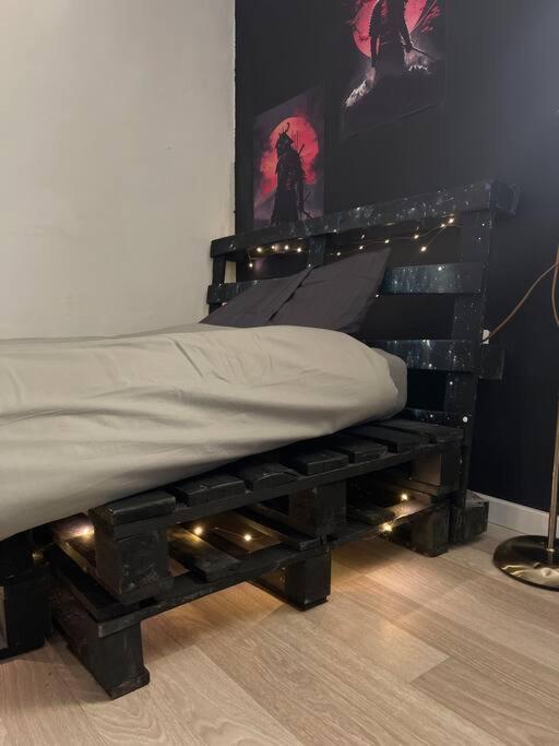 Pallet Bed With Lights Small Studio Kluž Exteriér fotografie